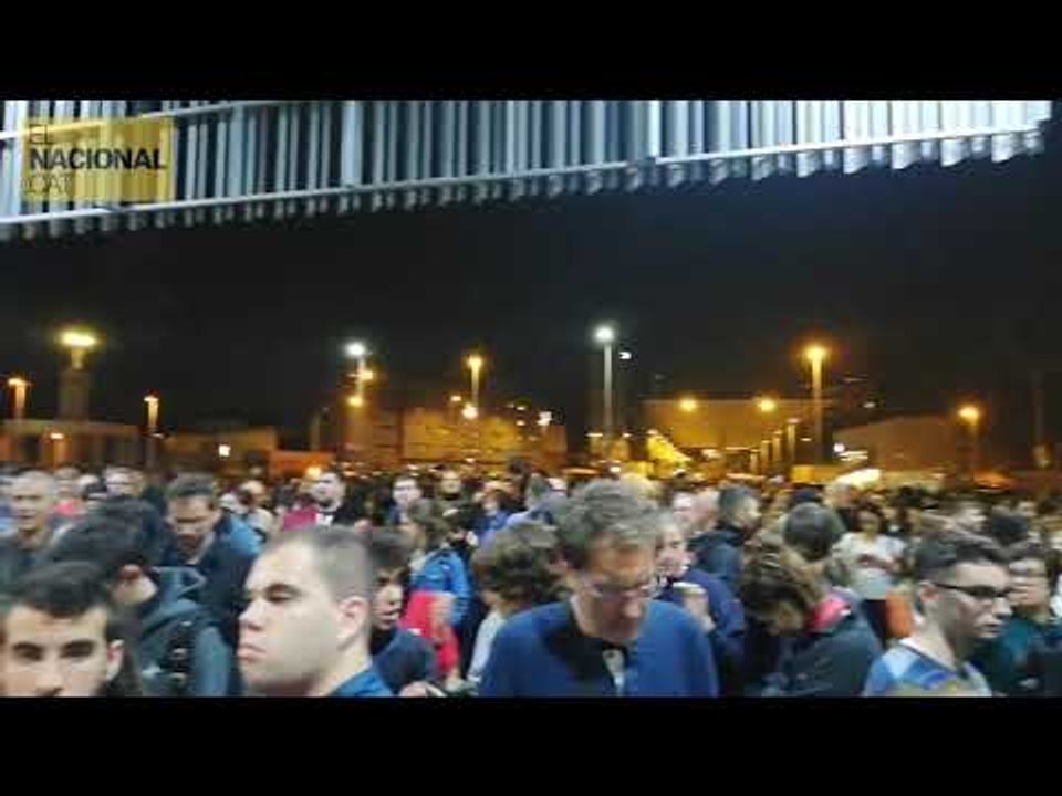 Els concentrats a l'estació de Sants criden "volem entrar"
