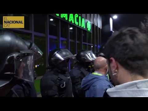 Els mossos fan un cordó per permetre l'accés als passatgers de l'estació de Sants