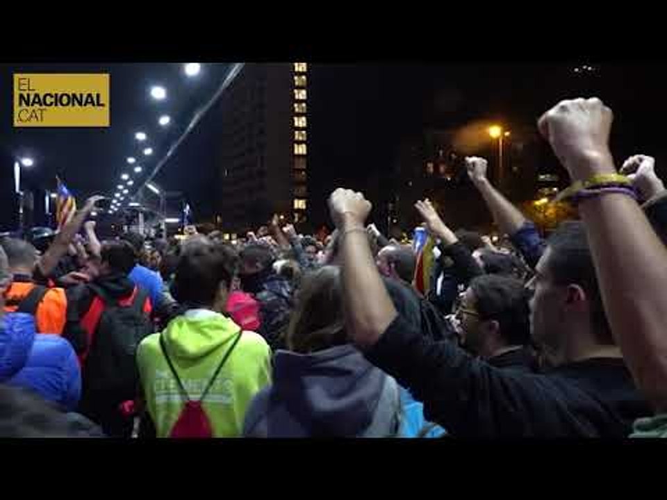 Els concentrats a l'estació de Sants canten 'Els Segadors'
