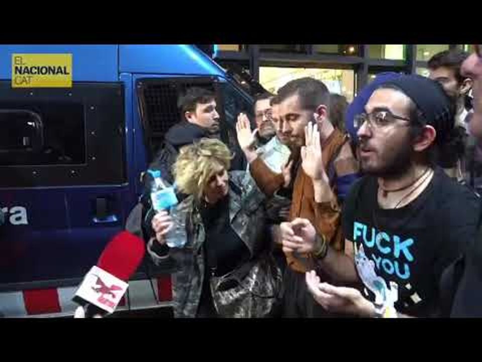 Els Mossos empenten els manifestants per deixar passar una dona a l'estació de Sants