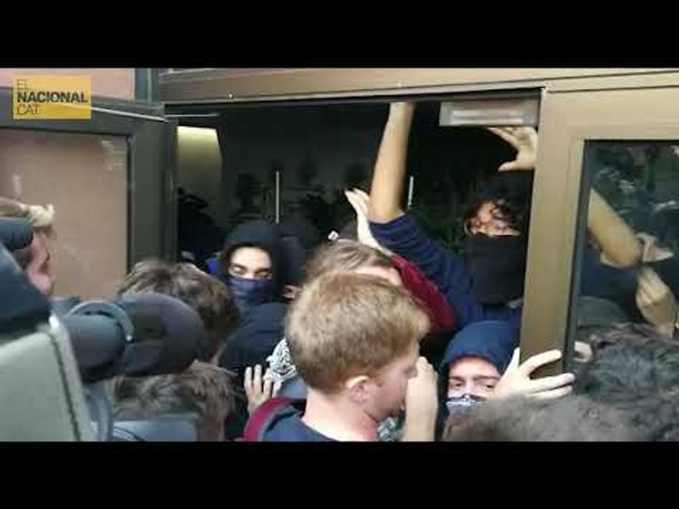 ALTA TENSIÓ entre els estudiants de la POMPEU en vaga i els que volen fer classe