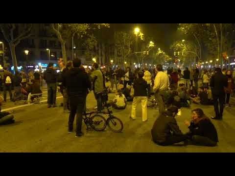 Els CDR que tallen la Gran Via de Barcelona juguen a jocs de taula o llegeixen