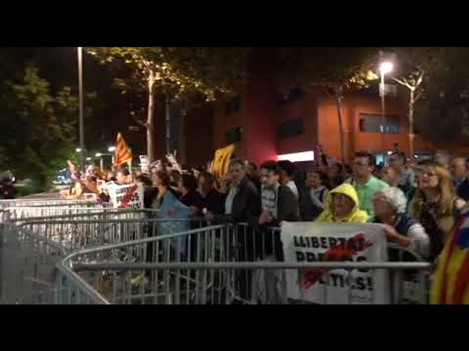 Centenars de persones es concentren a l'exterior de l'acte de Pedro Sánchez