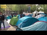 L'acampada d'estudiants ocupa la via a plaça Universitat