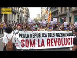 La manifestació d’estudiants baixa pel carrer Pelai