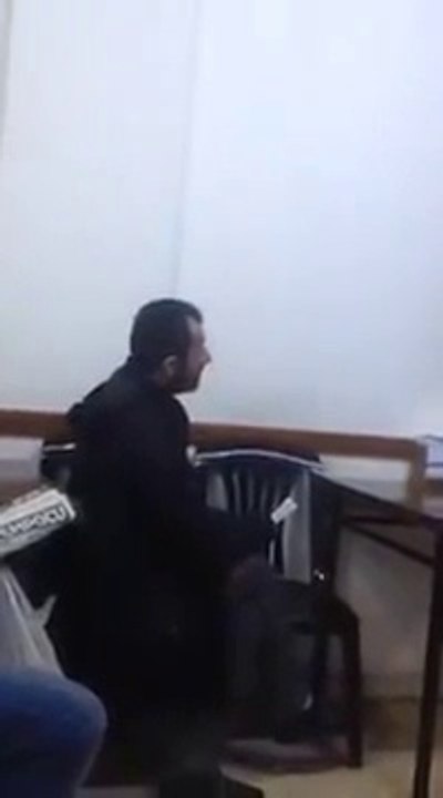 At yarışı izlerken kendinden geçen adam :)