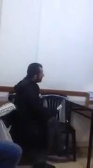 At yarışı izlerken kendinden geçen adam :)
