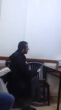 At yarışı izlerken kendinden geçen adam :)