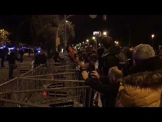 Mossos obren el cordó policial a uns espanyolistes que havien quedat atrapats