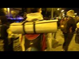 Alguns manifestants porten sac de dormir amb la intenció de passar-hi la nit