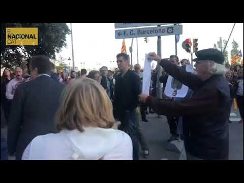 Els convidats al Princesa de Girona reben una escridassada a l'entrada del Palau de Congressos