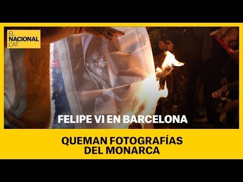 Queman fotografías de Felipe VI en Barcelona mientras el rey está dentro del Palau de Congressos