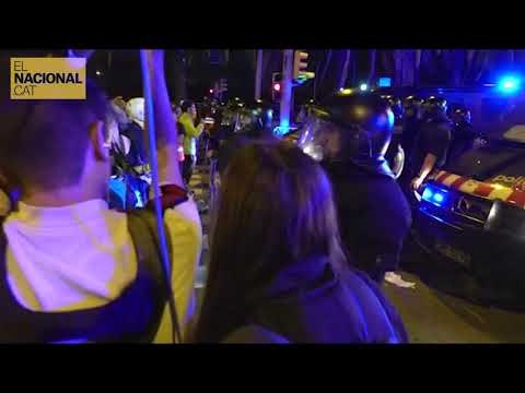 Calma tensa entre els manifestants i els mossos a l'exterior del Palau de Congressos de Barcelona