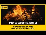 Una gran foguera amb imatges de Felip VI crema enmig de l'avinguda Diagonal de Barcelona