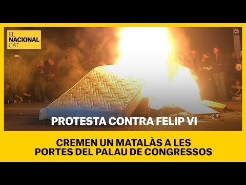 Cremen un matalàs a les portes del Palau de Congressos on se celebren els Premis Princesa de Girona