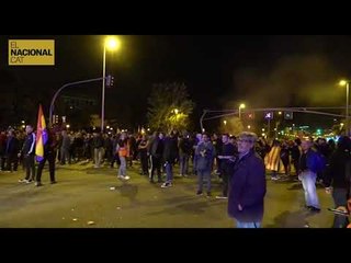Els Mossos avisen als antimonàrquics que abandonin la zona on estan concentrats a la Diagonal