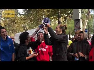 Els acampats li recorden a Cayetana la famosa frase "Es el vecino el que elige el alcalde..."