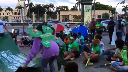 Instalan campamento frente al Palacio Nacional en demanda de 3 causales en el Código Penal