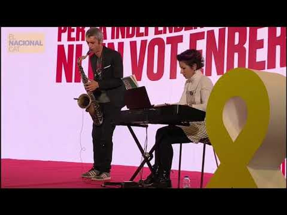 Roger Español obre el míting final de Junts per Catalunya tocant "El cant dels ocells" amb saxofon