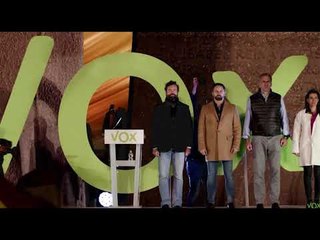 Abascal: "De pie y en silencio". VOX i PP acaben escoltant l'himne d'Espanya.