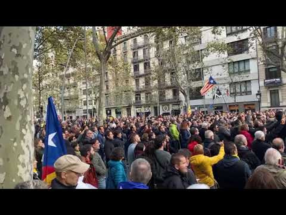 Interpretació d''Els Segadors' a plaça Universitat