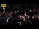 Gertrudis canten amb el públic l'himne d'Els segadors a plaça Universitat