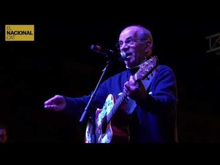 Miquel del Roig canta a l'escenari de Tsunami Democràtic a plaça Universitat