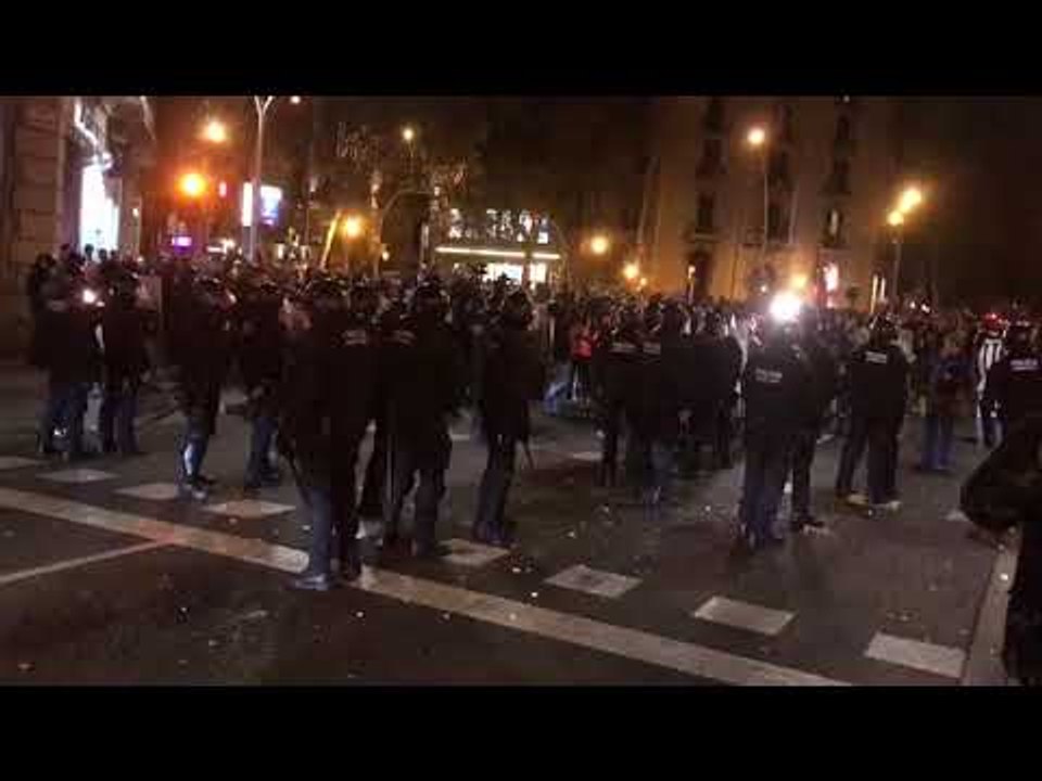 Els CDR llancen coses al cordó policial de Mossos