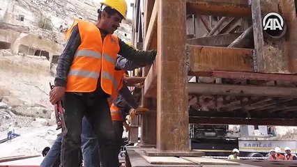 Hasankeyf Kalesi Orta Kapısı'nın ikinci bölümü yeni yerine taşındı