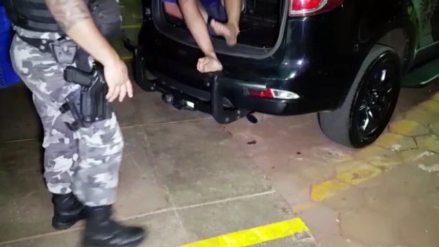 Jovem desacata policiais, danifica viatura e acaba detido pelo Choque no Bairro XIV de Novembro