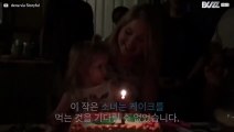 생일 케이크를 빨리 먹고 싶은 어린 소녀