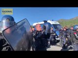 Els agents antiavalots de la Gendarmeria francesa es posen els cascs al Pertús