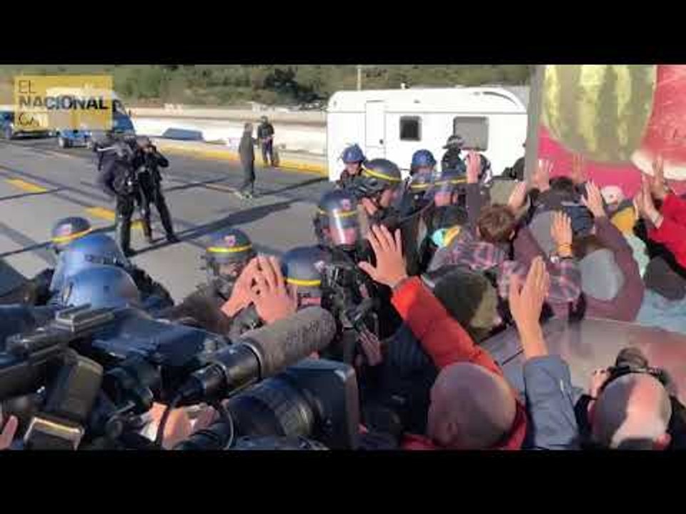 Crits de "som gent de pau" davant del cordó policial de la Gendarmeria francesa