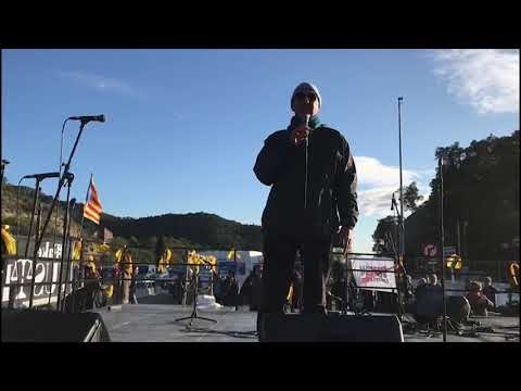 Lluís Llach canta al tall de la Jonquera: Venim del nord, venim del sud