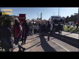JONQUERA | Un manifestant a la policia: "Con armas y escudos sois muy valientes"