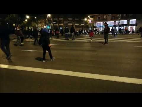 Un pare juga amb els seus fills a futbol al mig de la Meridiana