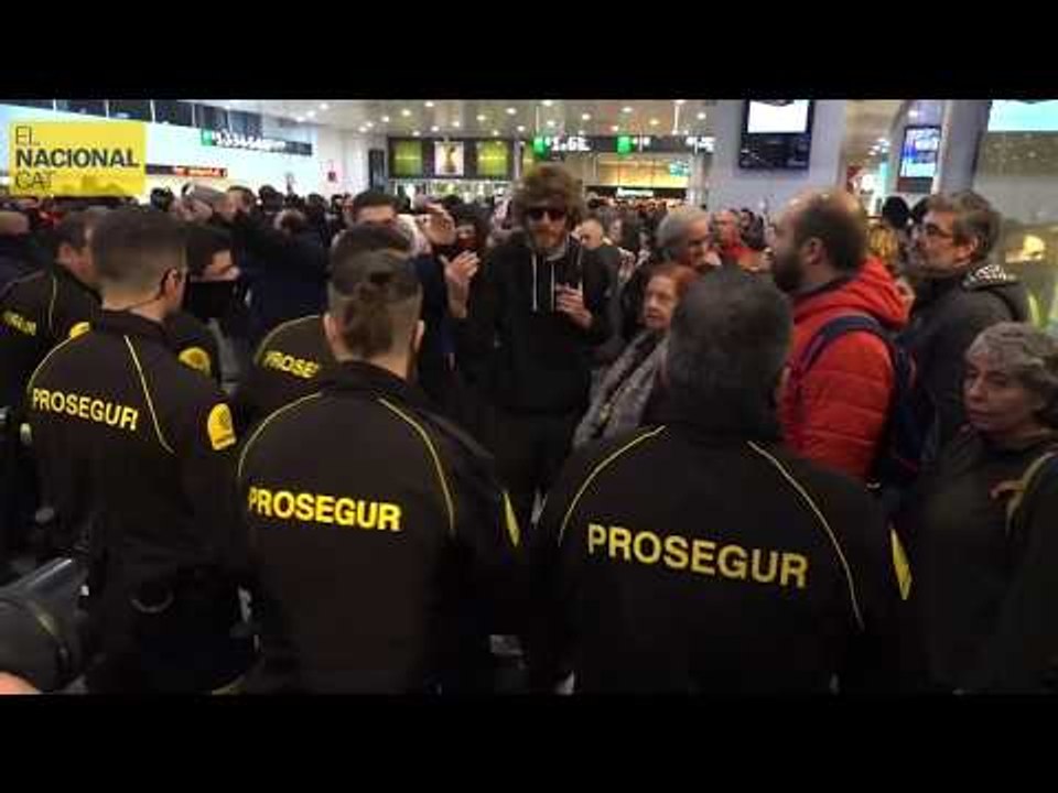 Els manifestants retreuen als vigilants de Prosegur que siguin ells qui formin el primer cordó
