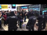 Els mossos buiden de manifestants el vestíbul de l’estació de Sants