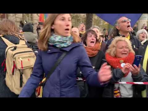 JUDICI TORRA | Els concentrats reben el president Torra amb els 'Segadors'