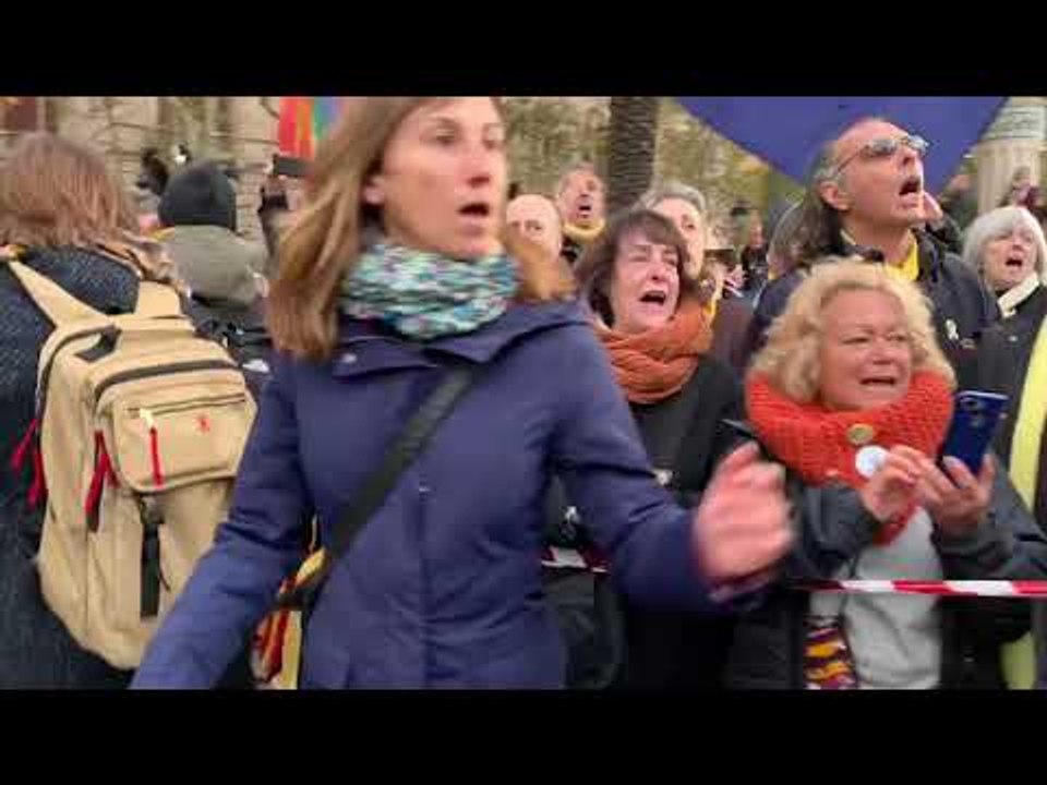 JUDICI TORRA | Els concentrats reben el president Torra amb els 'Segadors'