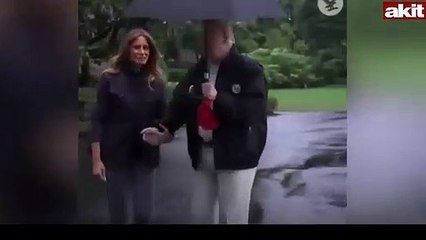 Trump'tan skandal hareket! Şemsiyeyi eşiyle paylaşmadı
