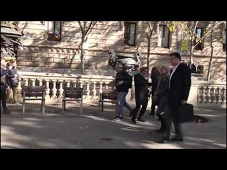 Lluís Salvadó (ERC) rep l'escalf dels seus a l'arribada del TSJC per la seva implicació amb l'1-O
