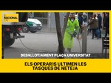 Els operaris ultimen la neteja de plaça Universitat després del desallotjament dels acampats