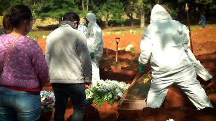 De una ola a otra, un año de pandemia en el mundo