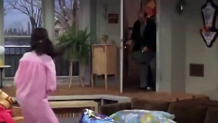 Mary Tyler Moore S01E01 Love Is All Around