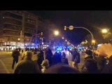 Els manifestants de la Meridiana canten Els Segadors en resposta a la presència policial