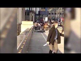 La POLICÍA DISPARA a un HOMBRE ARMADO con un CUCHILLO en Londres