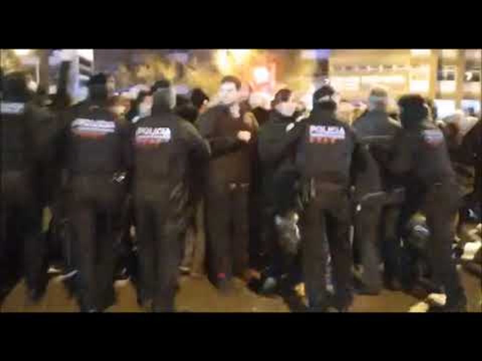 Tensió entre els manifestants i els Mossos al 51è tall de la Meridiana