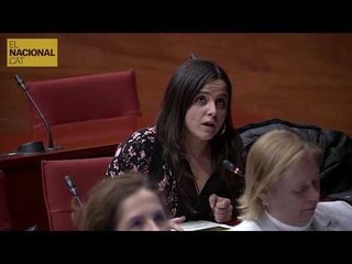 La CUP projecta durant la compareixença de Buch algunes de les actuacions més polèmiques dels Mossos