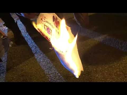 Els manifestants de la Meridiana cremen exemplars de la Constitució espanyola